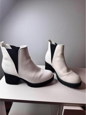 Mia Chelsea boot ￼size 8